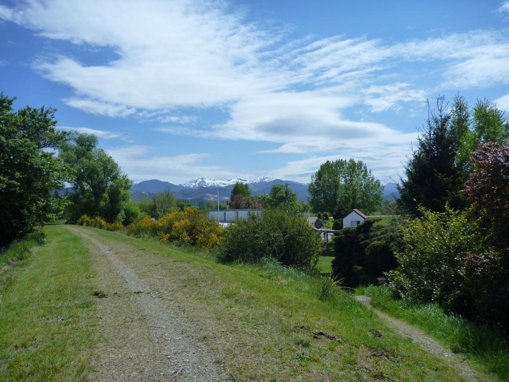 The snow covered mountains show our goal of St Arnaud for tomorrow - about 55 km. We hear that the infamous sandflies start there. 