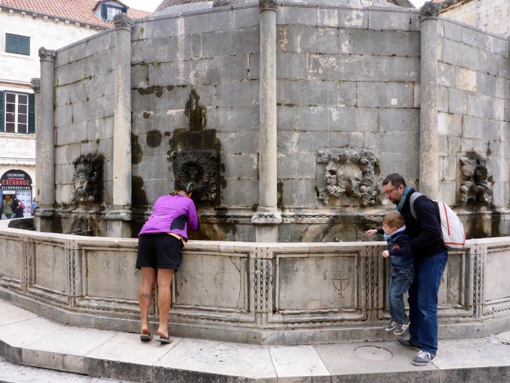 A huge fountain with 20 some spigots. 