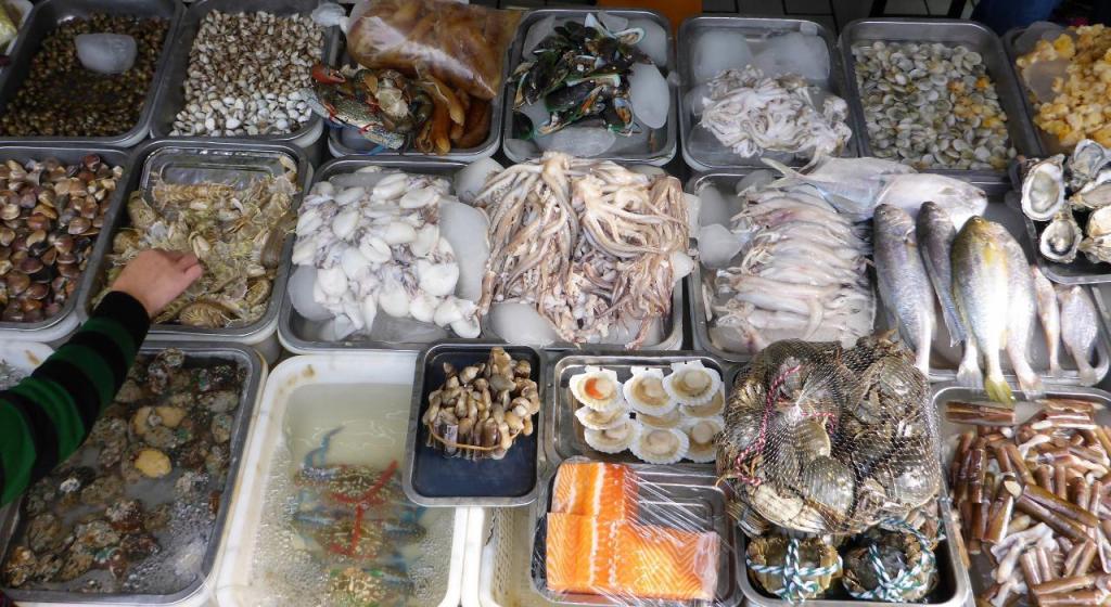 We visited the Chengdu Seafood Market for lunch. We chose several dishes from this selection of live seafood. 