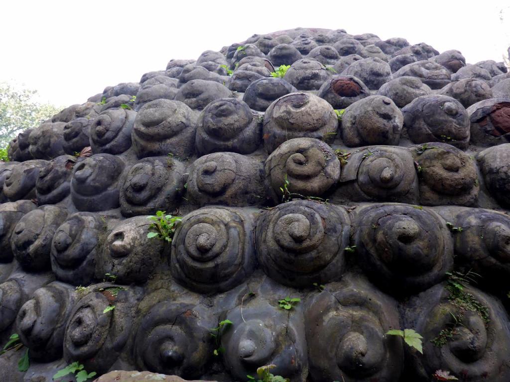 The head is composed of over a thousand curls. 