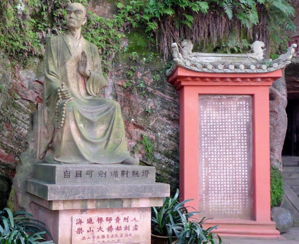 Haitong,the monk who built the Buddha lived in a cave next to it. 