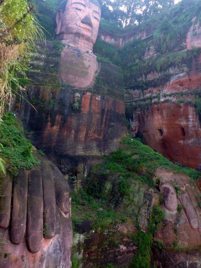 Haitong,the monk who built the Buddha lived in a cave next to it. 