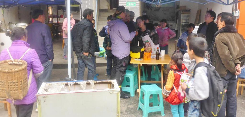 A crowd gathered while we had lunch. 