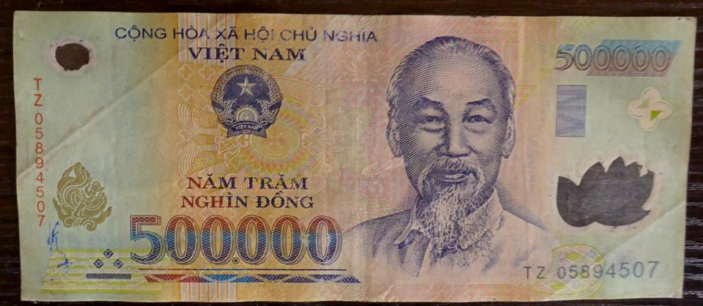We exchanged Chinese Yuons for Dongs and are now millionaires in Vietnam currency. Which really doesn't mean anything since this note is worth about $24 USD. 