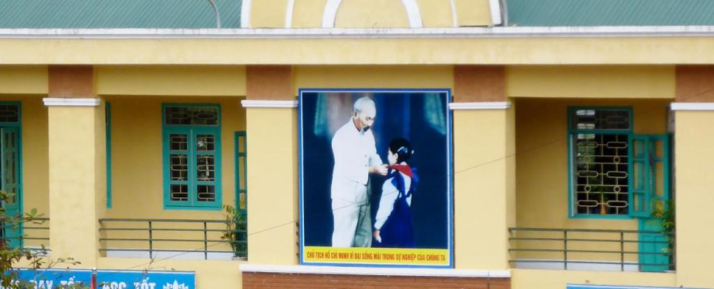 They all have this mural. This must be Vietnam's leader. 