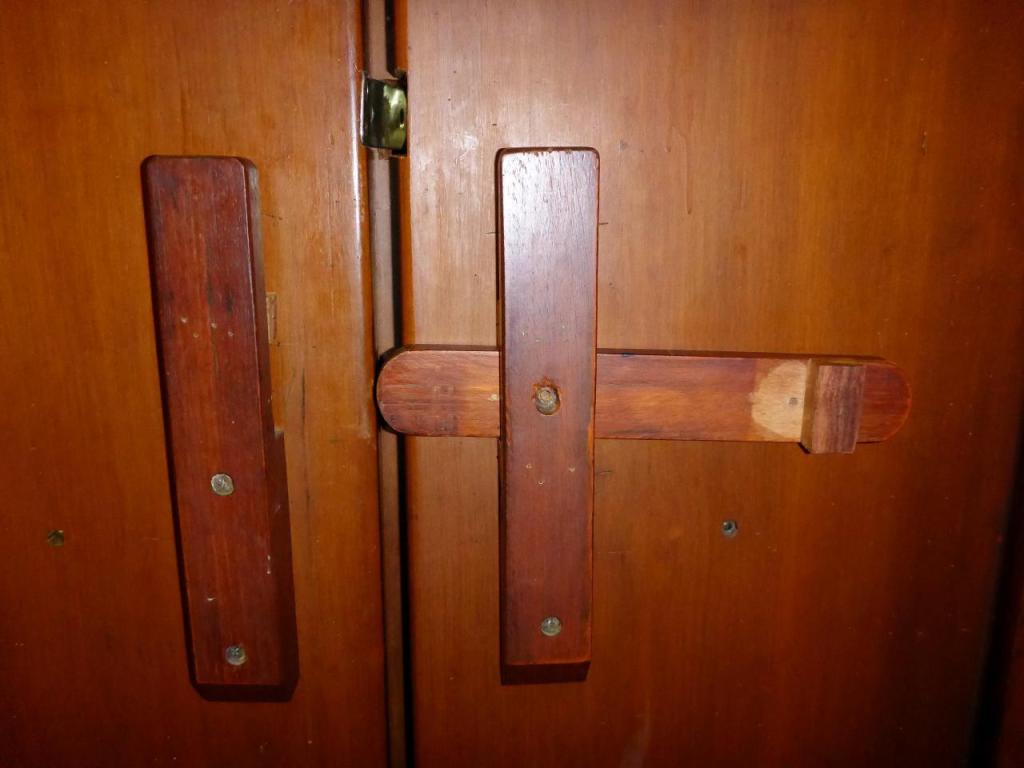Interesting inside door lock. A piece of wood to bar the door from the inside. 