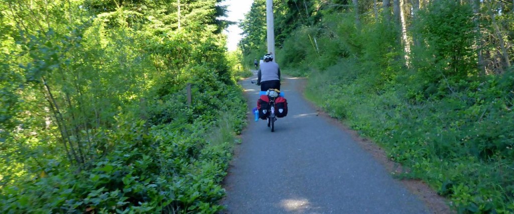 We found a bike path thanks to a biker who showed us the way. 
