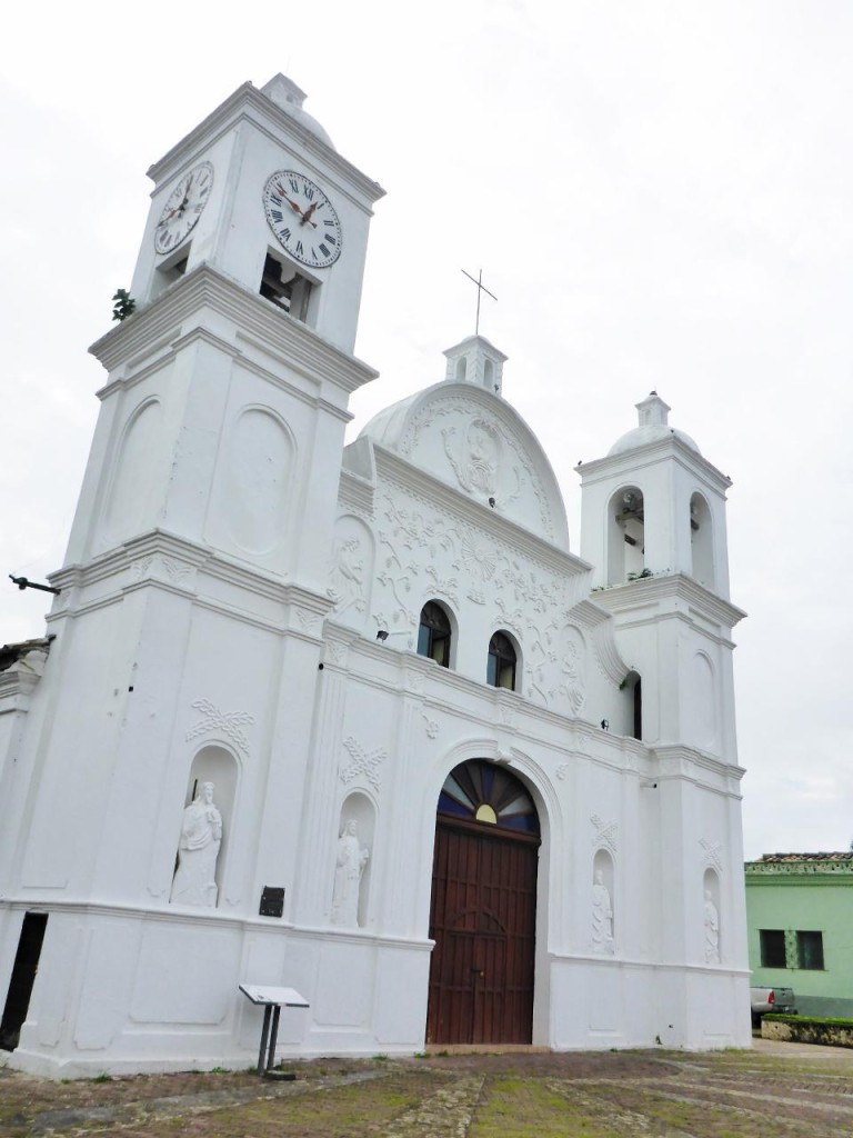 Iglesia (church) de San Marcos. Typical church for a Spanish colonial town. 